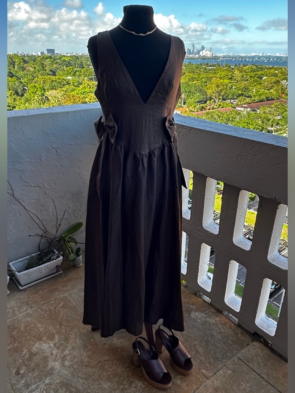 VRG GRL Brown Linen Maxi Dress Coastal Chic Open Back Tie Waist US 6 AU 10 NWT - Picture 4 of 9